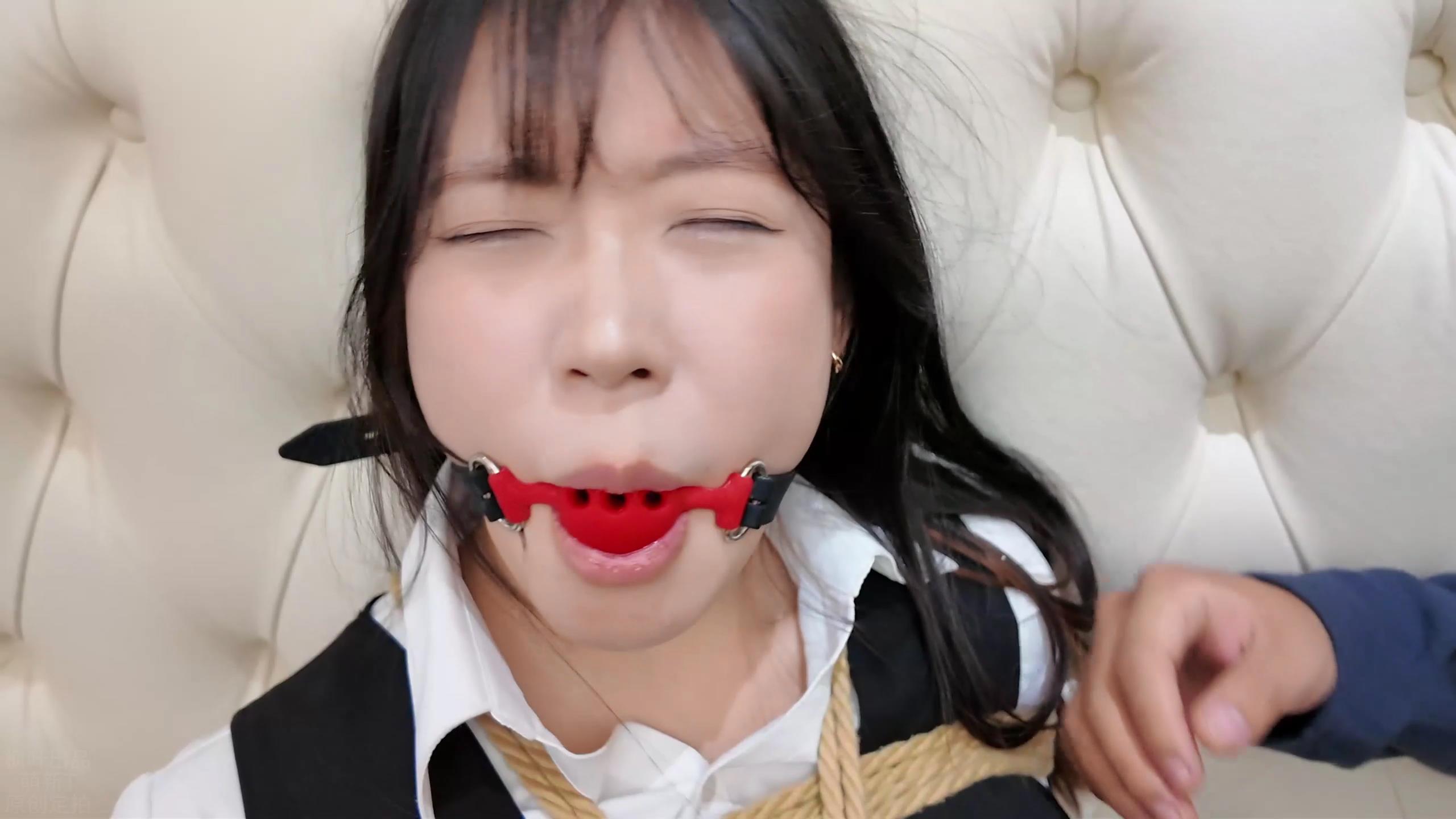 枫叶工作室_与谁共眠 严密堵嘴的闷绝地狱[00_00_49][20250127-103705].jpg