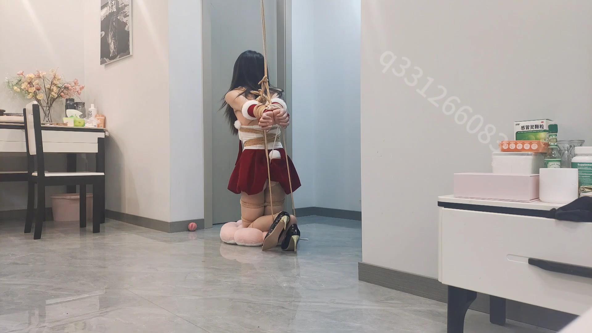 欢乐谷 被捆成口舌和后入姿势的工具奴深度[00_05_09][20250221-113114].jpg