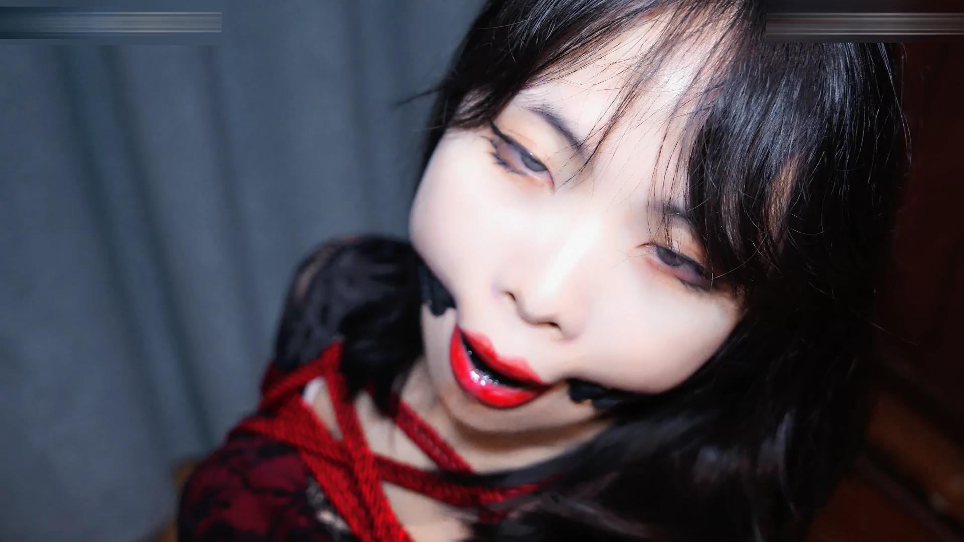 JIO缚馆-珊瑚黑蕾旗袍裙黑丝高跟 椅子[00_21_29][20250303-100230].jpg