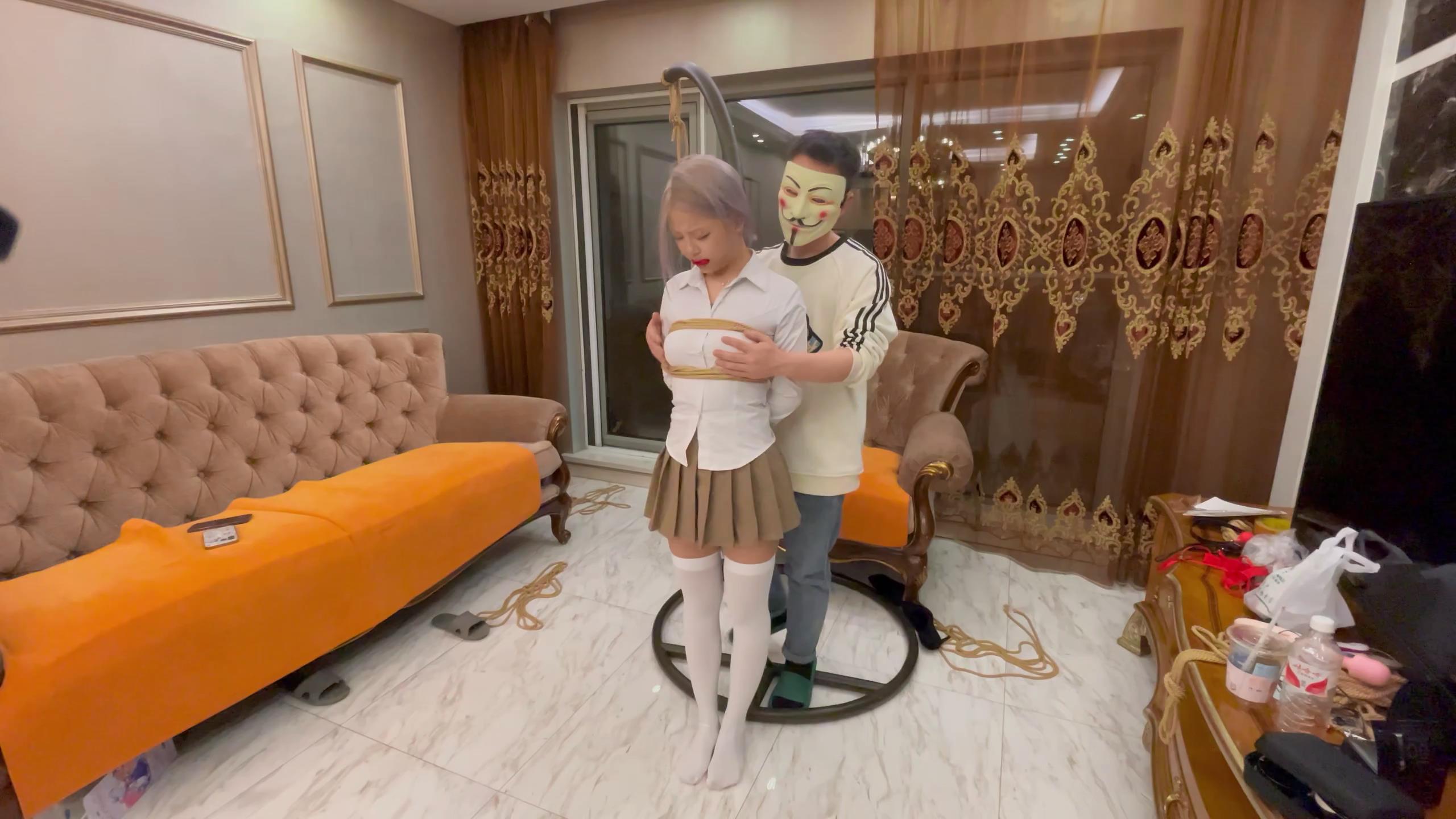 延江艺束 吊起晓涵 解开衣扣 鲜嫩的白兔[00_00_10][20250312-093847].jpg