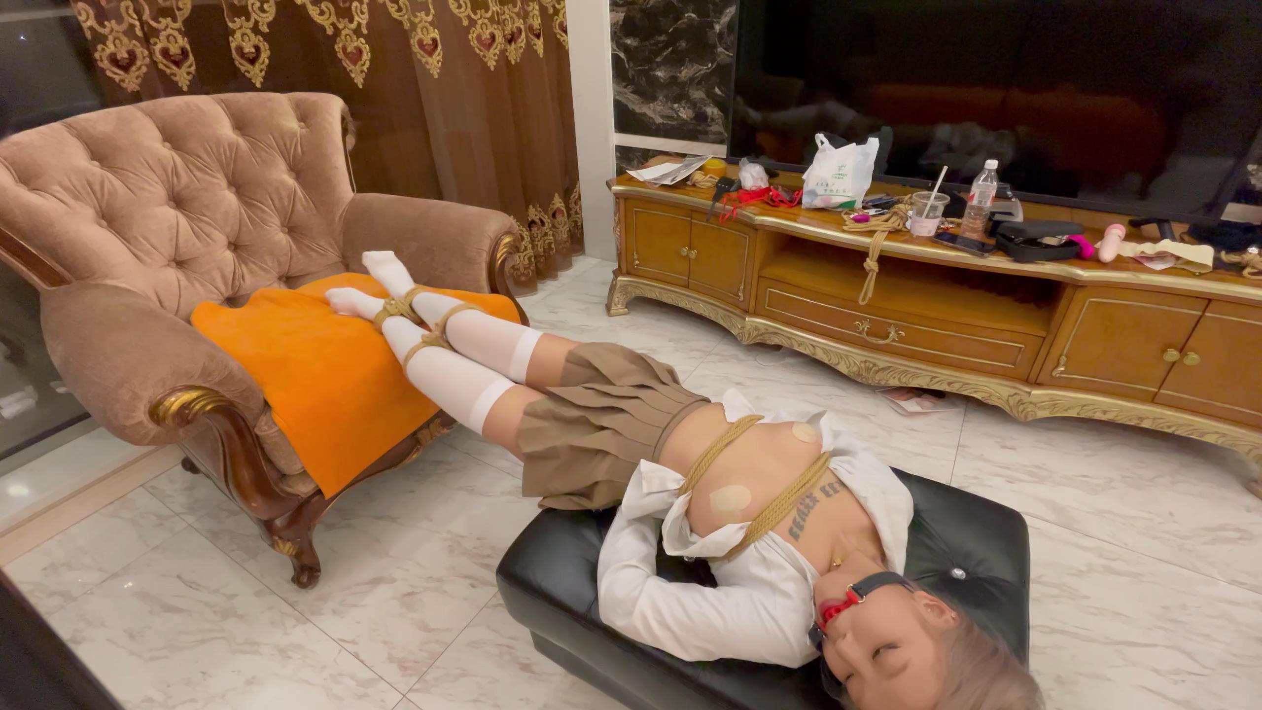 延江艺束 吊起晓涵 解开衣扣 鲜嫩的白兔[00_18_37][20250312-093904].jpg