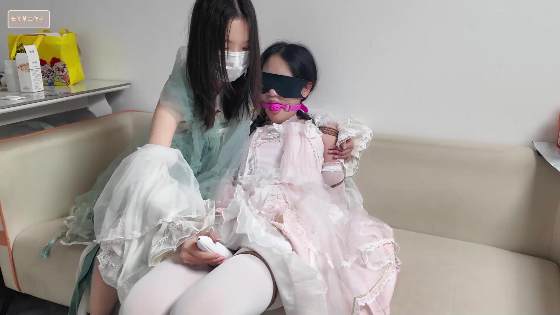 长颜草 女调女 梦婷霜喵姐妹调教，偷东西[00_26_38][20250423-104126].jpg