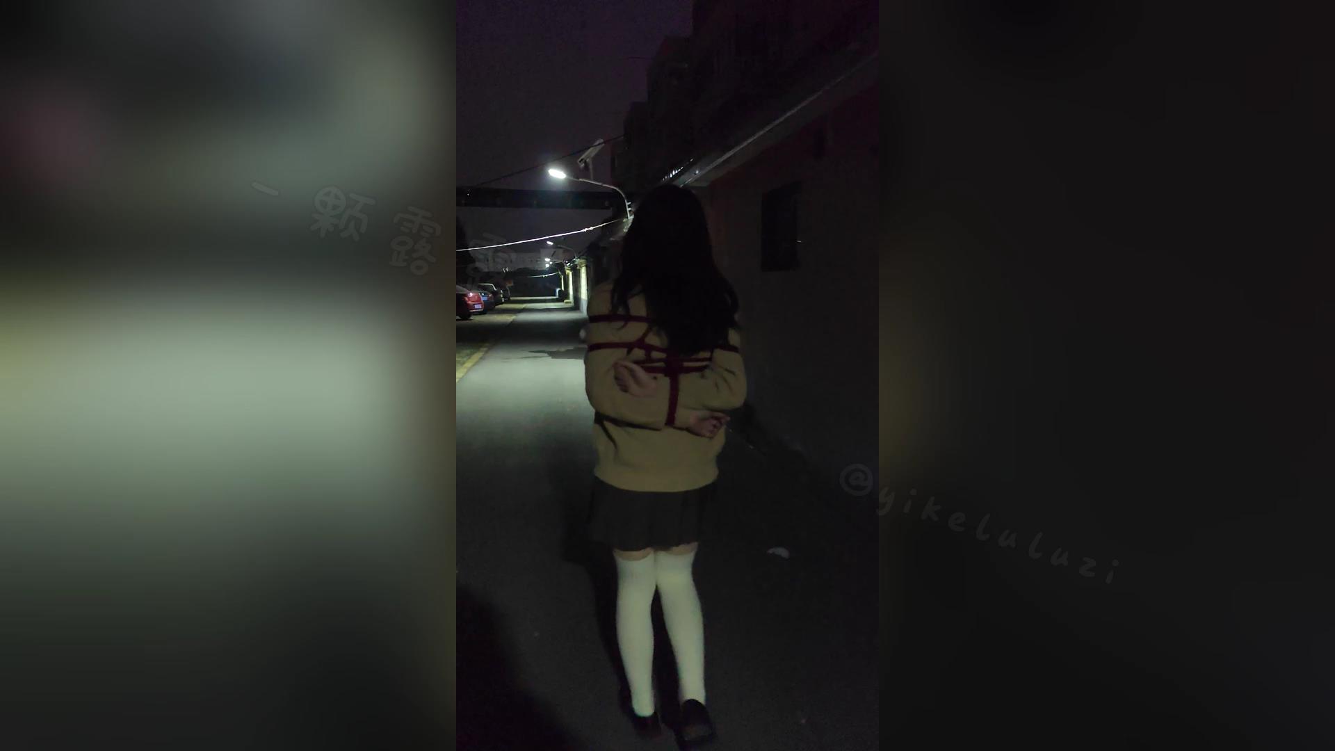 一颗露露子 户外捆绑逛街 雨夜紧缚行走 [00_01_10][20250423-104648].jpg