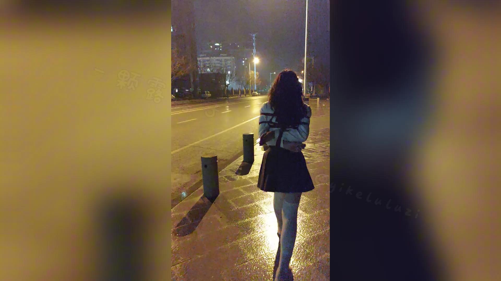 一颗露露子 户外捆绑逛街 雨夜紧缚行走 [00_05_20][20250423-104656].jpg