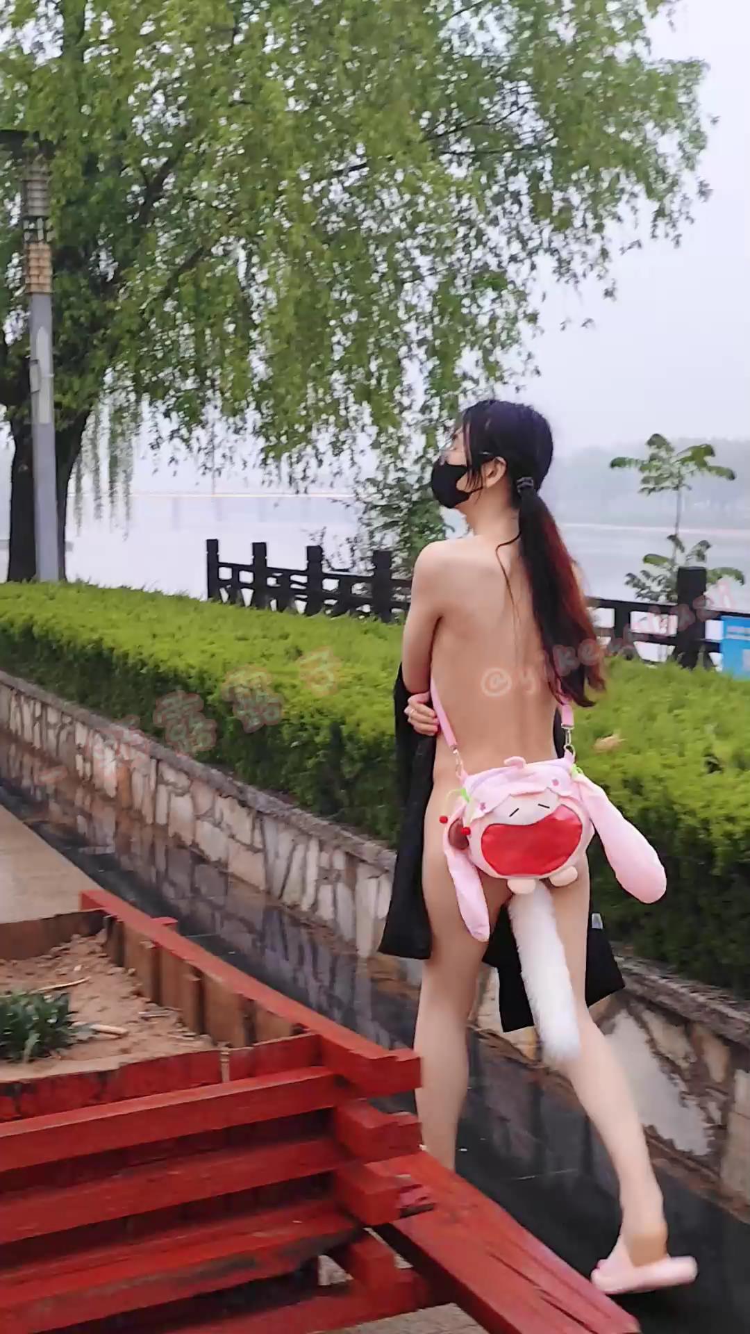 一颗露露子 户外捆绑篇 双马尾露露白日公[00_00_30][20250428-105738].jpg