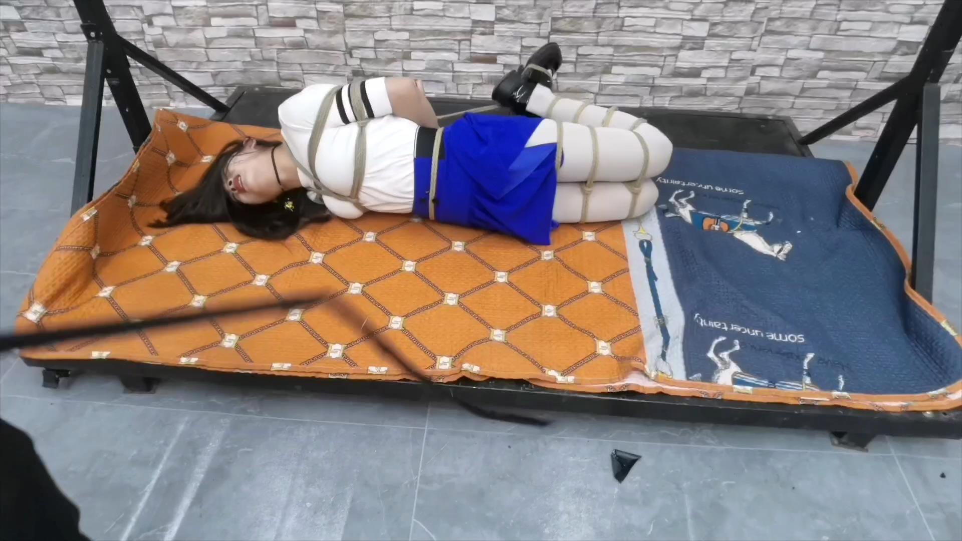 飞天原创 学生希希在小树林在看小说,被2[00_10_18][20250601-095515].jpg