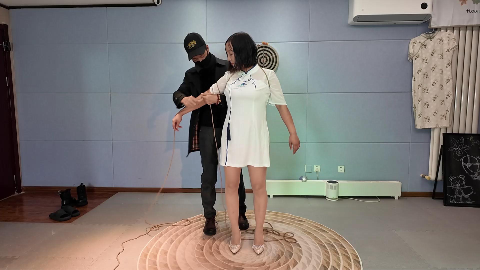 一绳所爱 陈红五花紧缚，胳膊都捆紫了[00_00_40][20250609-155032].jpg