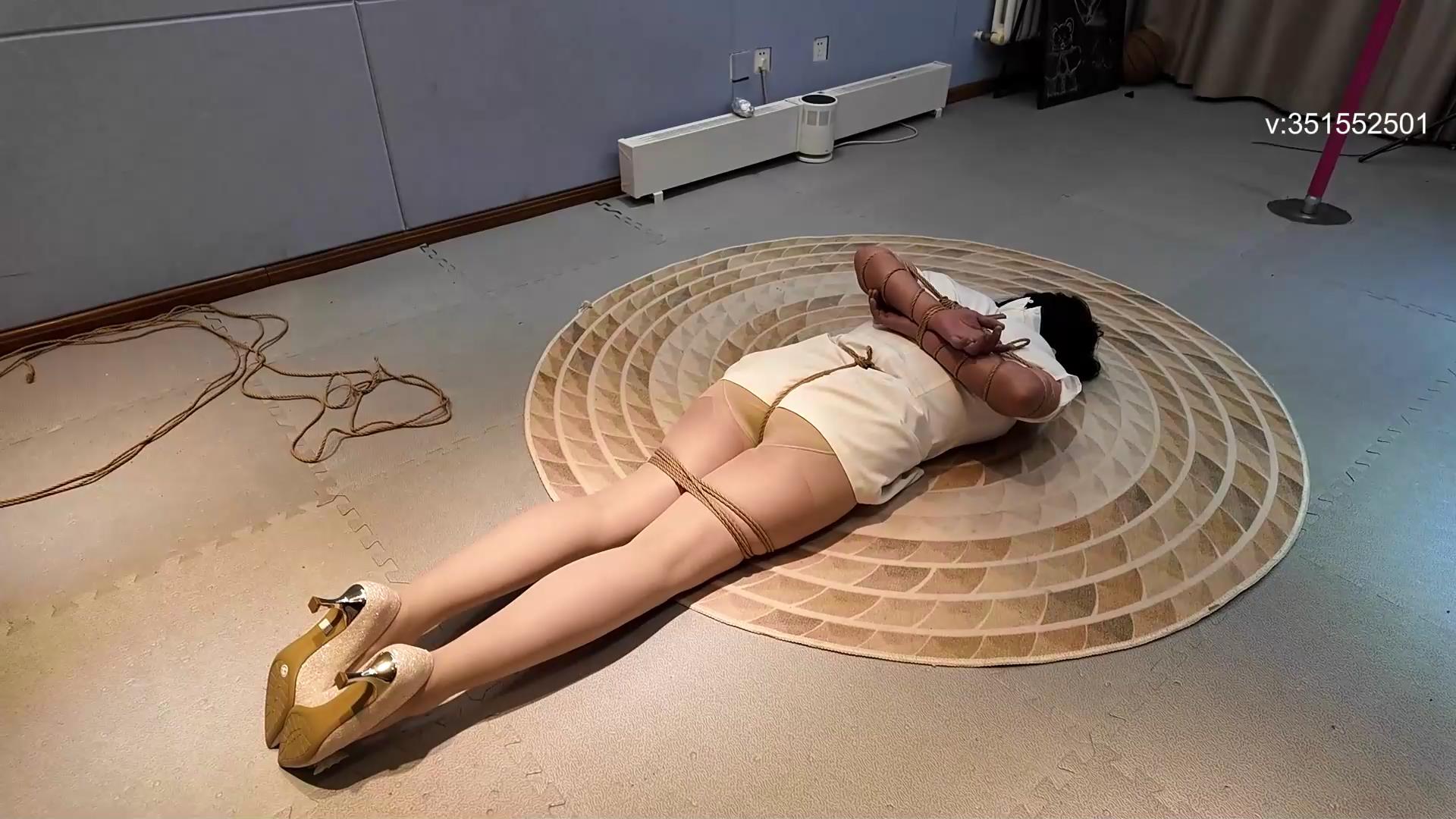 一绳所爱 陈红五花紧缚，胳膊都捆紫了[00_30_48][20250609-155045].jpg