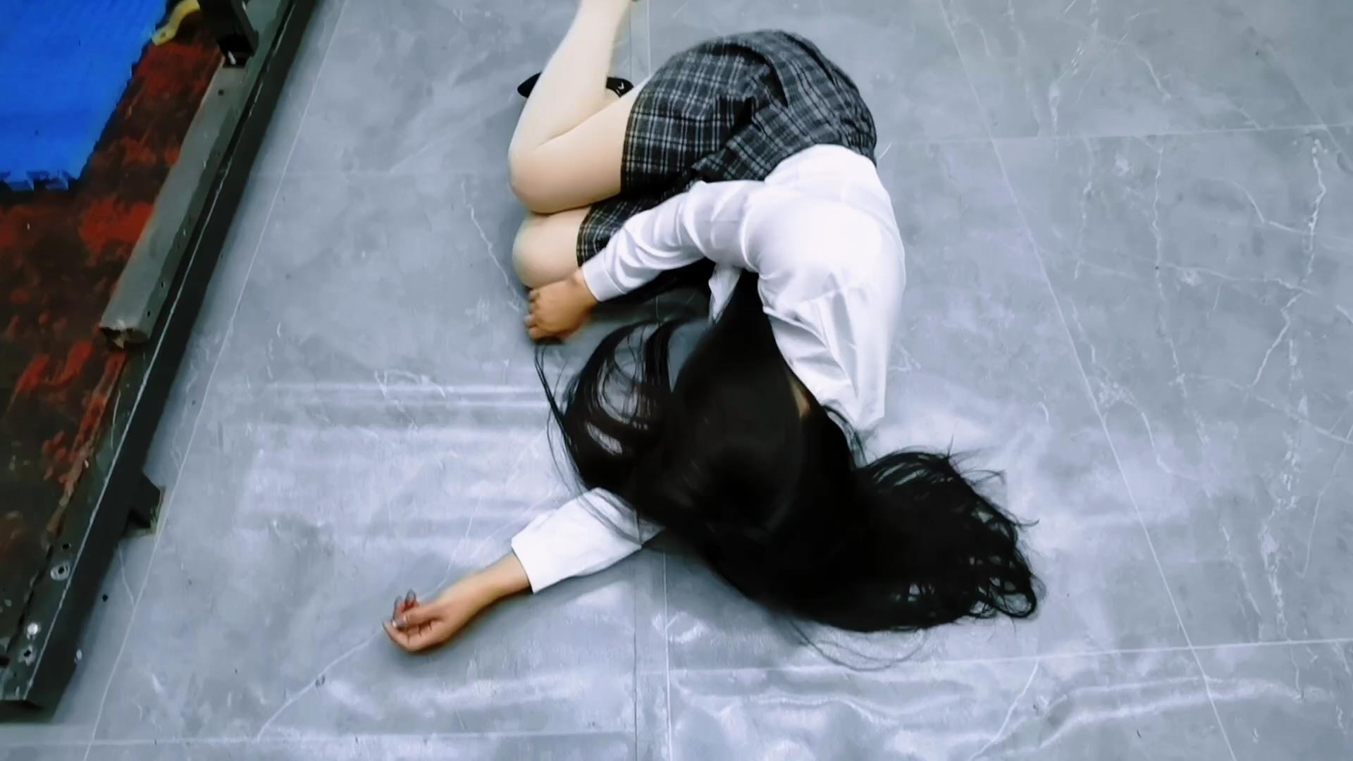 飞天原创 误入房间的女人贩子惨遭无情折磨[00_00_30][20250613-113342].jpg