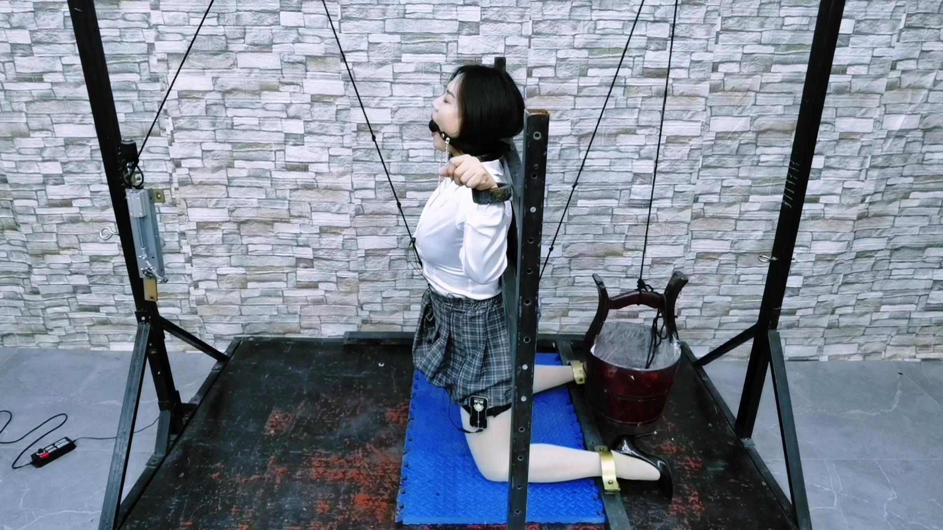 飞天原创 误入房间的女人贩子惨遭无情折磨[00_07_09][20250613-113352].jpg