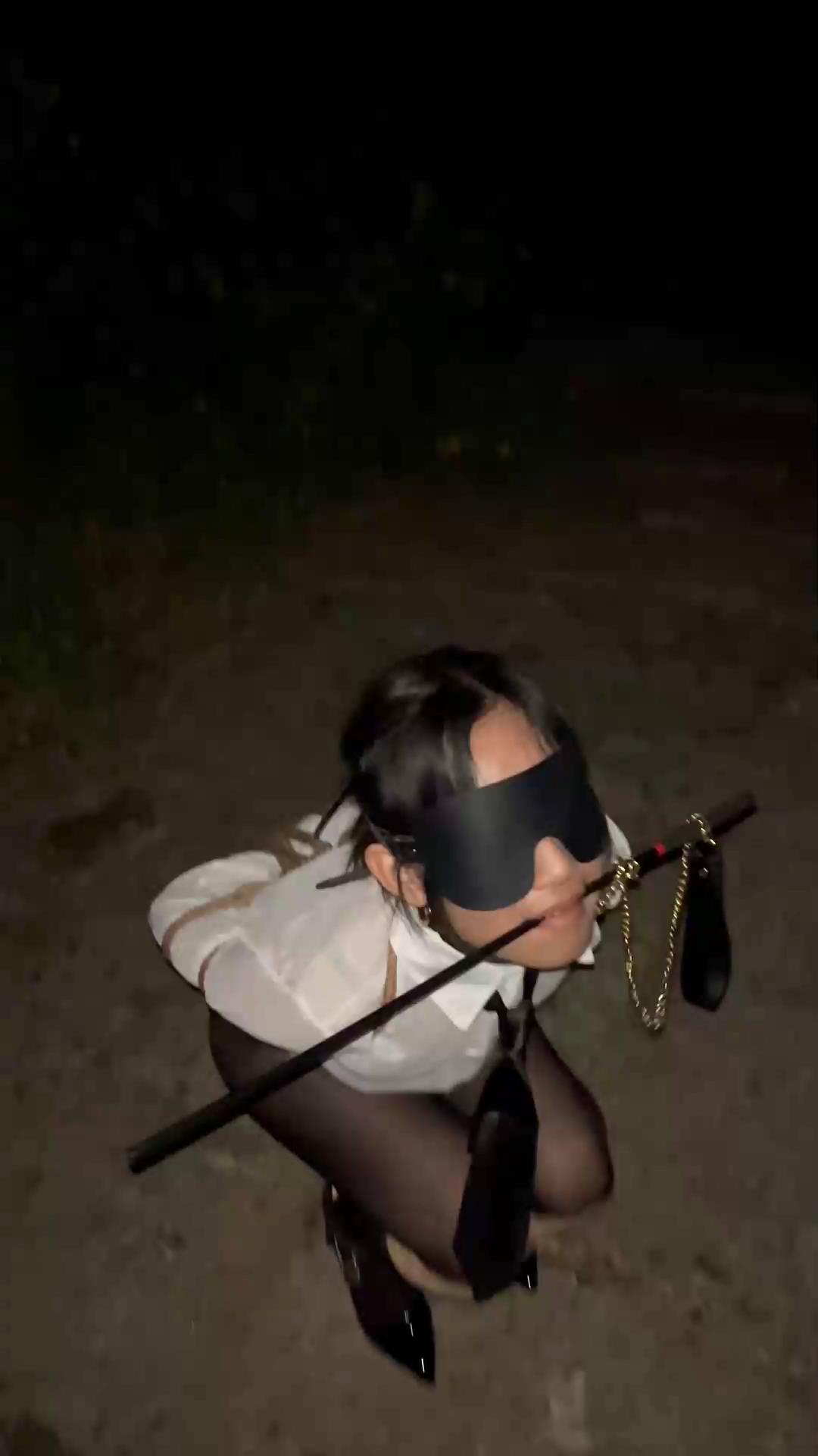 缚予 户外真实调教之苏苏雨夜挑蛋憋尿失禁[00_32_27][20250616-153553].jpg