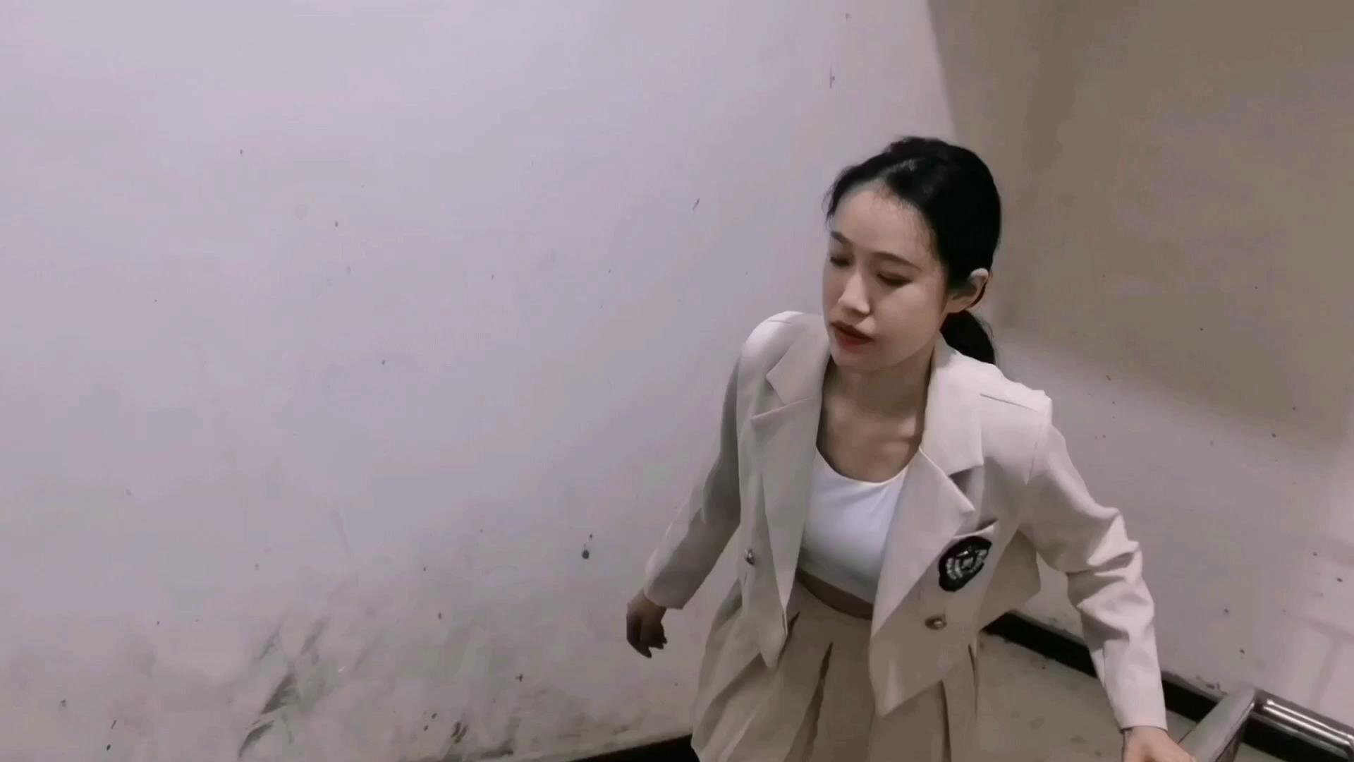 HD飞天-女老师去学生家补课走错门 艺仙[00_00_20][20250623-113717].jpg